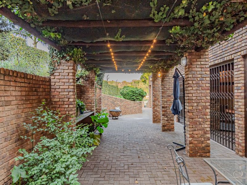 Secure Stand-Alone Sectional Home in Exclusive 5-Unit Estate – Waterkloof Ridge - Photo 3