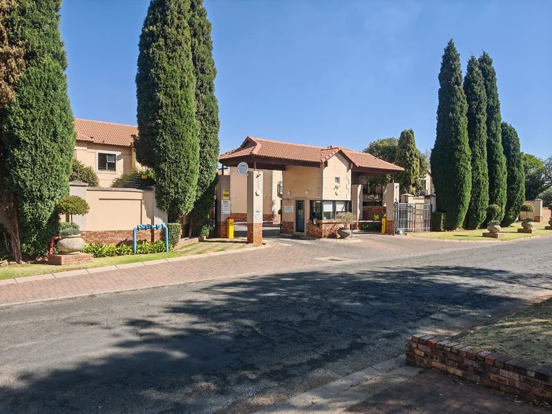 Modern Ground Floor Gem in Secure Ravenswood Complex - Photo 2