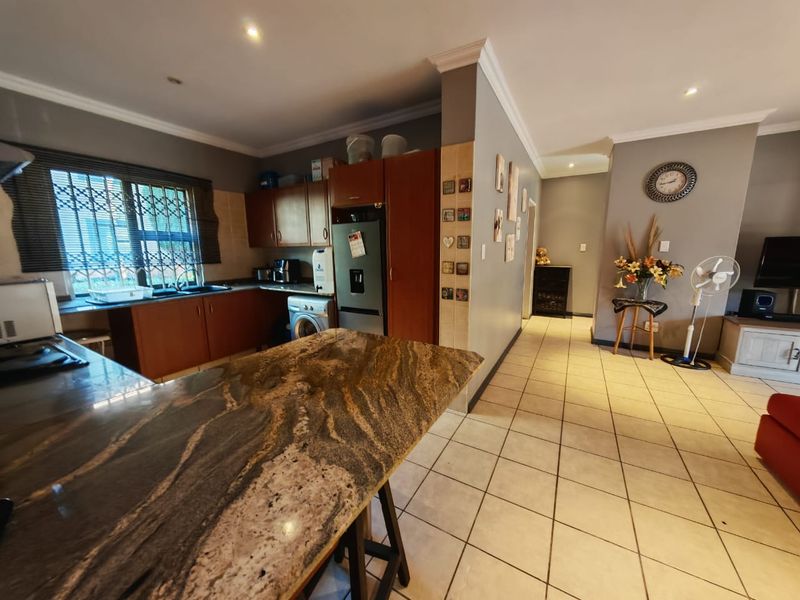 Modern Ground Floor Gem in Secure Ravenswood Complex - Photo 10