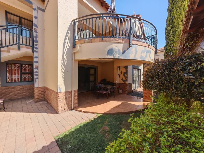 Modern Ground Floor Gem in Secure Ravenswood Complex - Photo 7