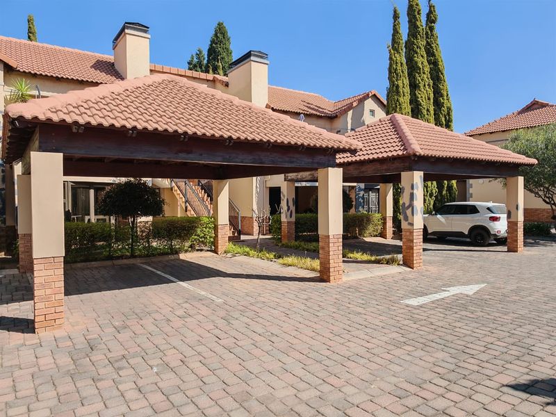 Modern Ground Floor Gem in Secure Ravenswood Complex - Photo 3