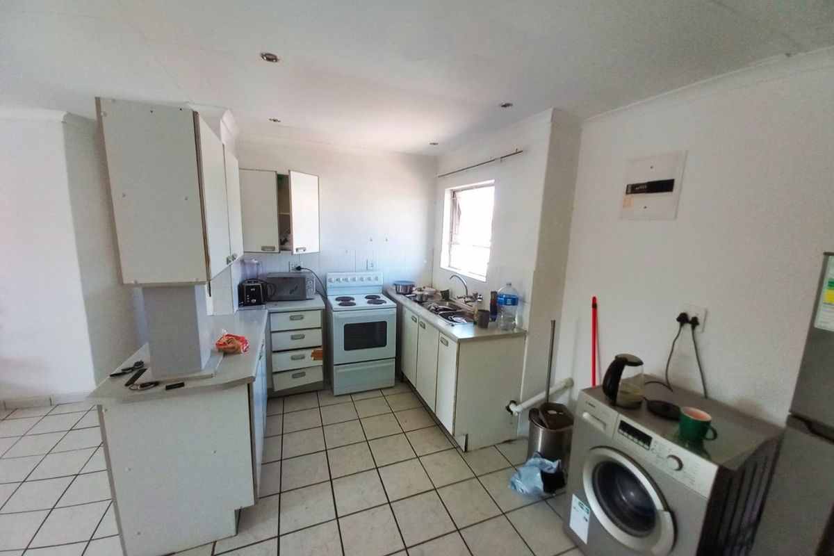 Spacious 3-Bedroom Apartment in Impala Lake with Pool & Playground - Photo 2