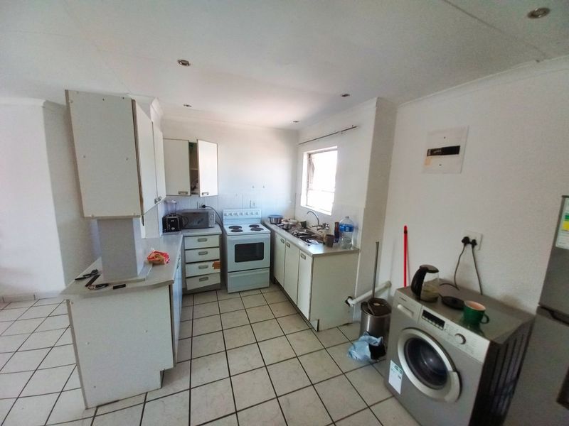 Spacious 3-Bedroom Apartment in Impala Lake with Pool & Playground - Photo 2