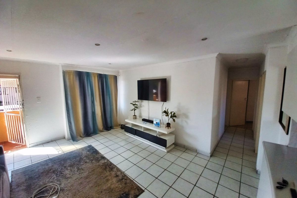 Spacious 3-Bedroom Apartment in Impala Lake with Pool & Playground - Photo 4