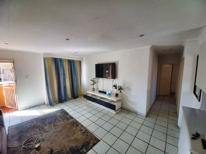 Spacious 3-Bedroom Apartment in Impala Lake with Pool & Playground - Photo 4