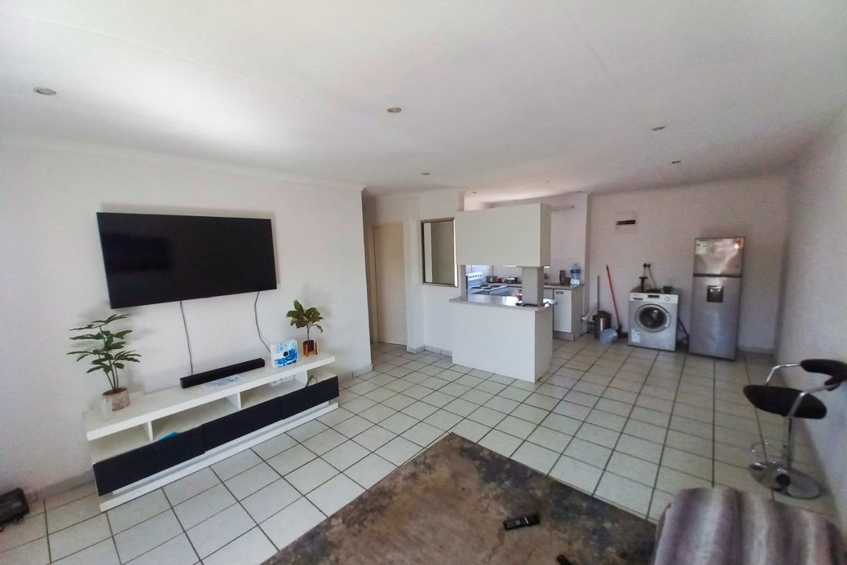 Spacious 3-Bedroom Apartment in Impala Lake with Pool & Playground - Photo 3