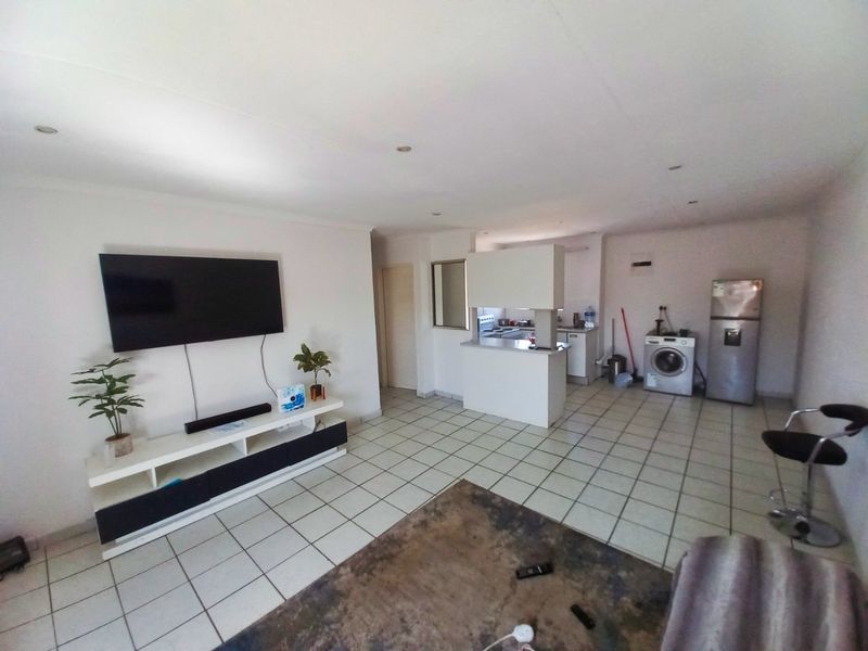 Spacious 3-Bedroom Apartment in Impala Lake with Pool & Playground - Photo 3