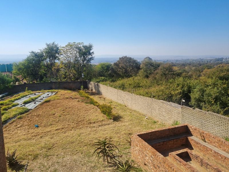 An entretainers dream with magnificent hilltop views - Photo 10