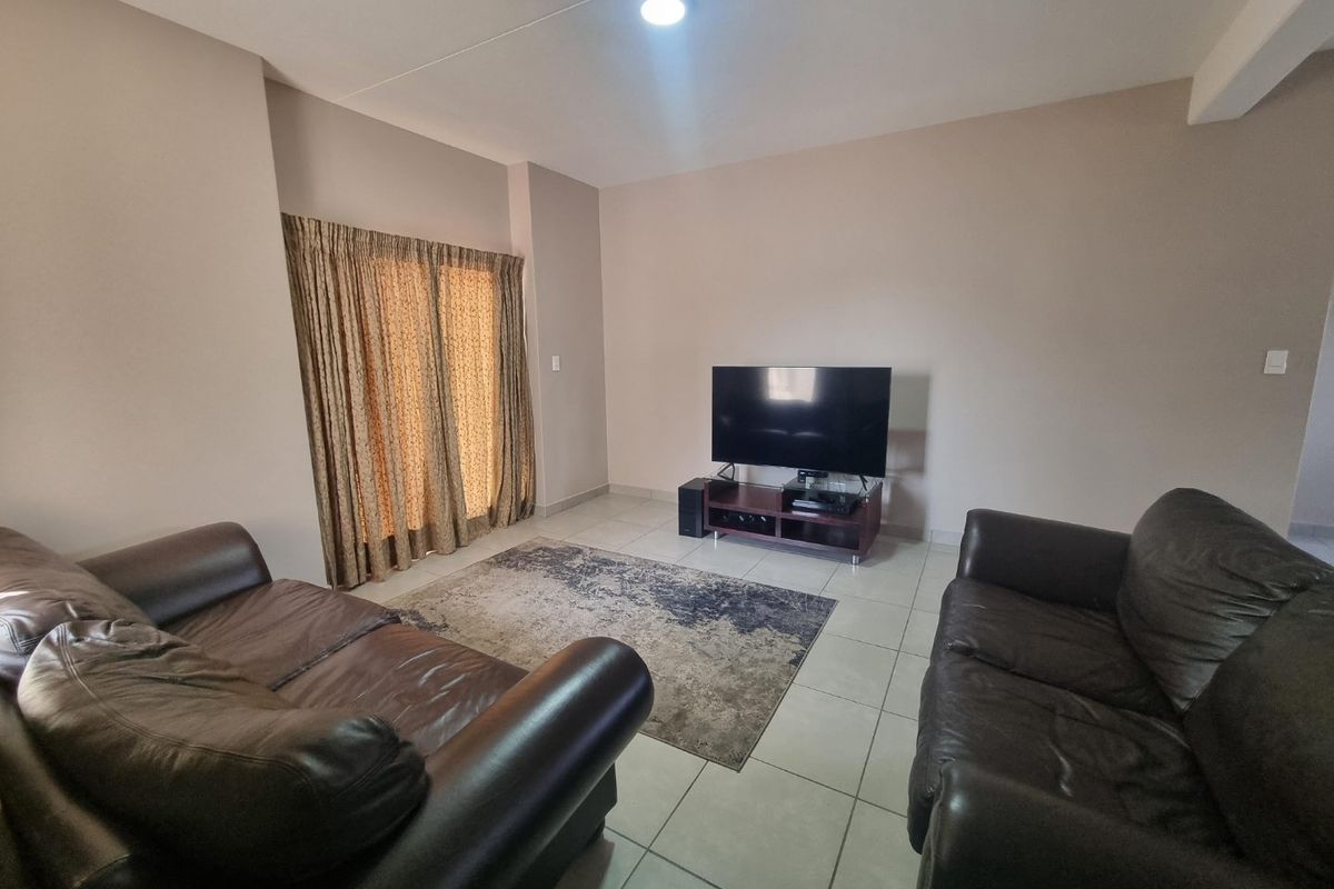 4 Bed House in Waterlake Farm Lifestyle Estate for Sale - Photo 3