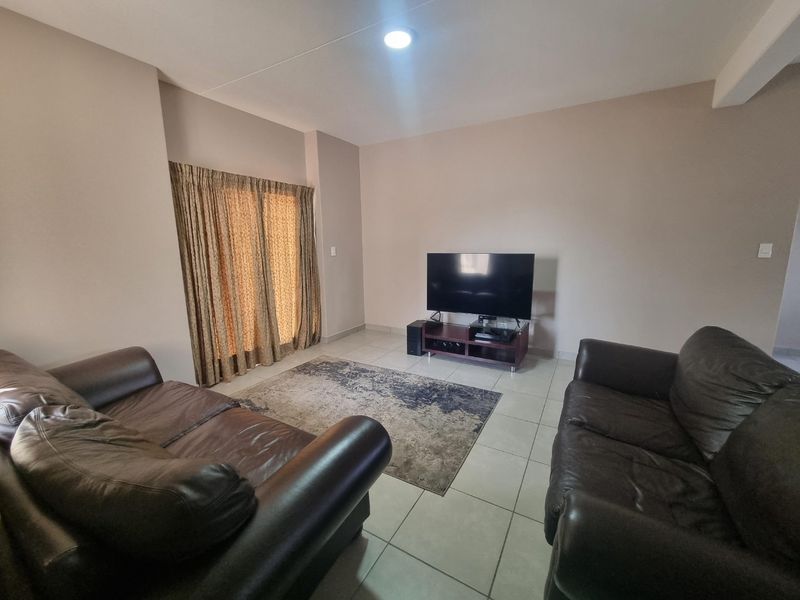 4 Bed House in Waterlake Farm Lifestyle Estate for Sale - Photo 3