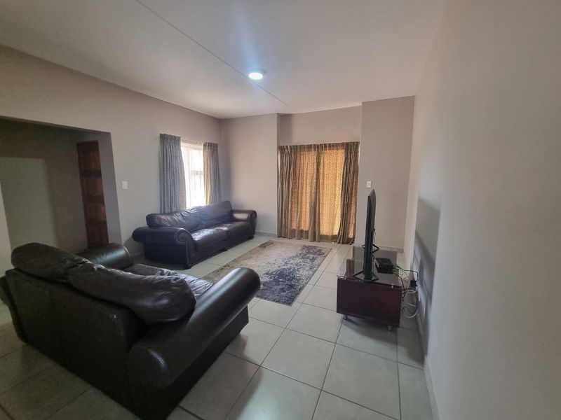 4 Bed House in Waterlake Farm Lifestyle Estate for Sale - Photo 4