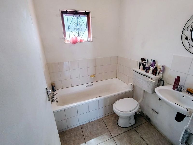 2 Bedrooms House For Sale - Photo 2