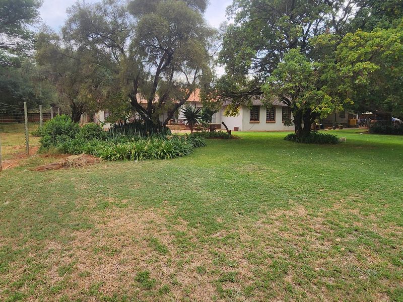 Charming 5-Bedroom Farm in Rietfontein with Business Potential - Photo 4