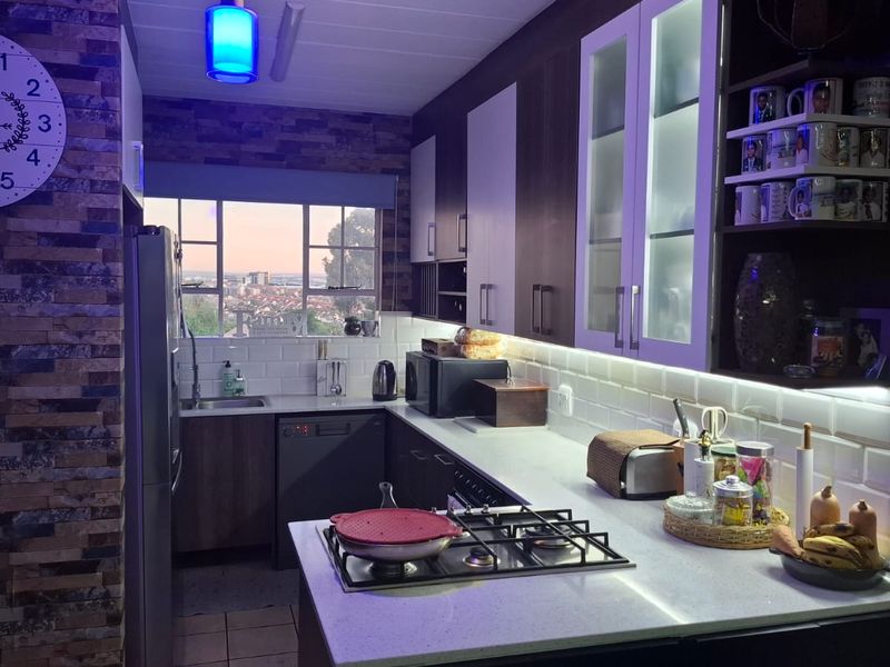 Spacious 3-Bedroom Apartment with Balcony & Backup Power  - Photo 5