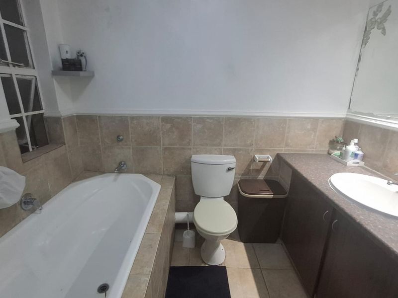 Spacious 3-Bedroom Apartment with Balcony & Backup Power  - Photo 8