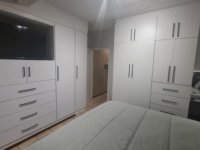 Spacious 3-Bedroom Apartment with Balcony & Backup Power  - Photo 6