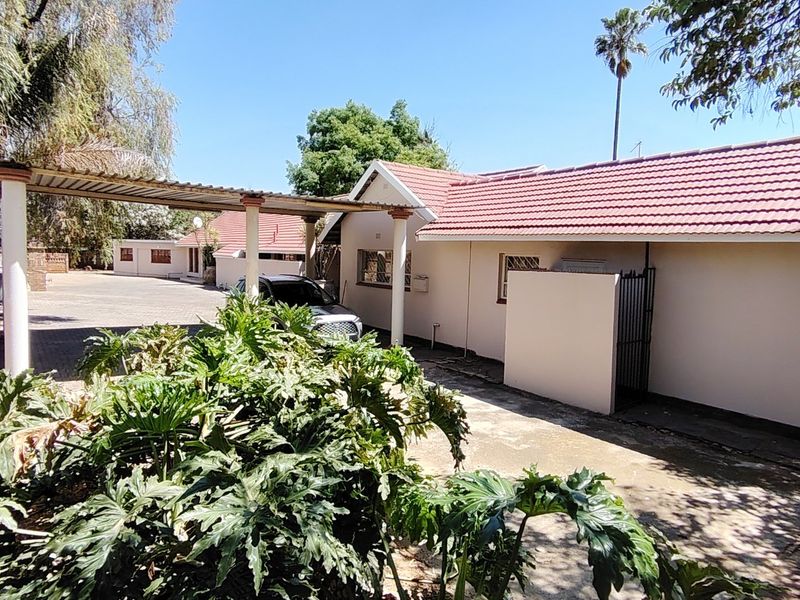 Versatile 5-Bedroom Family Home with Dual Living in Eldoraigne, Centurion - Photo 4