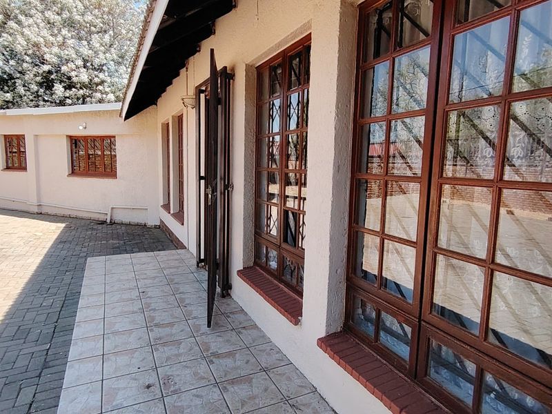 Versatile 5-Bedroom Family Home with Dual Living in Eldoraigne, Centurion - Photo 2