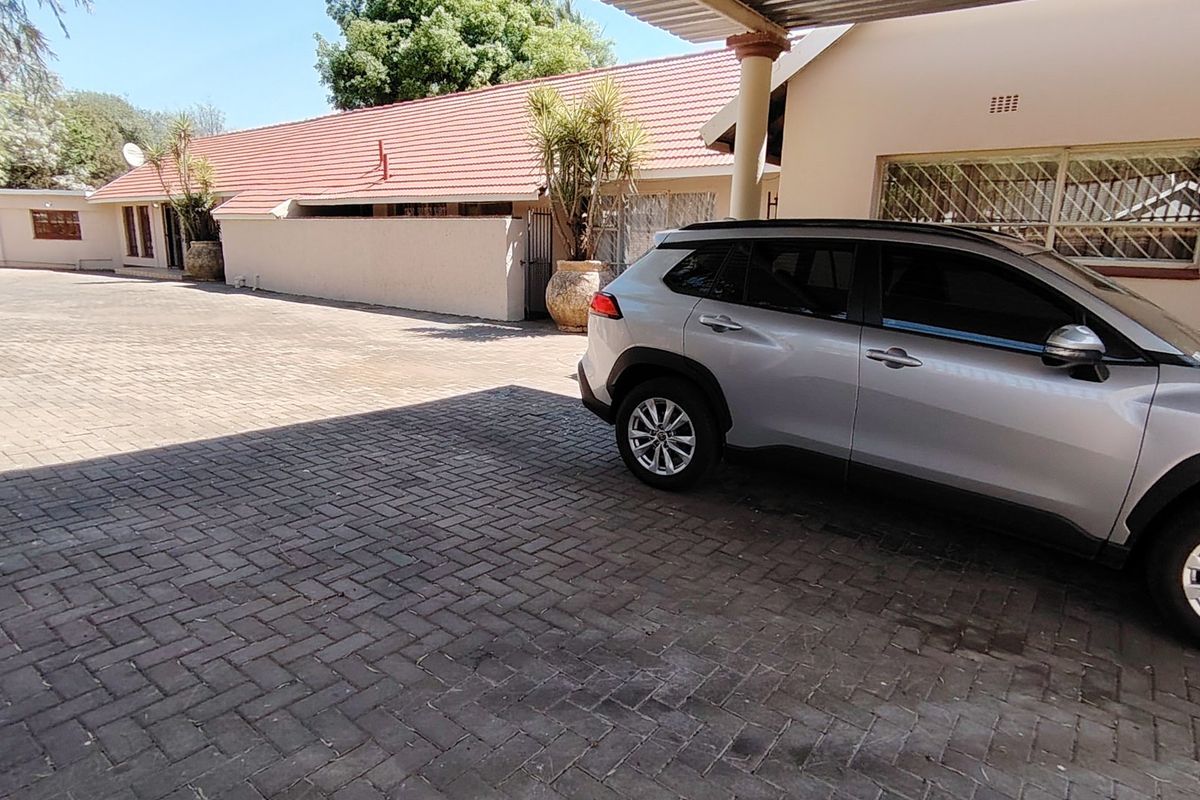 Versatile 5-Bedroom Family Home with Dual Living in Eldoraigne, Centurion - Photo 3