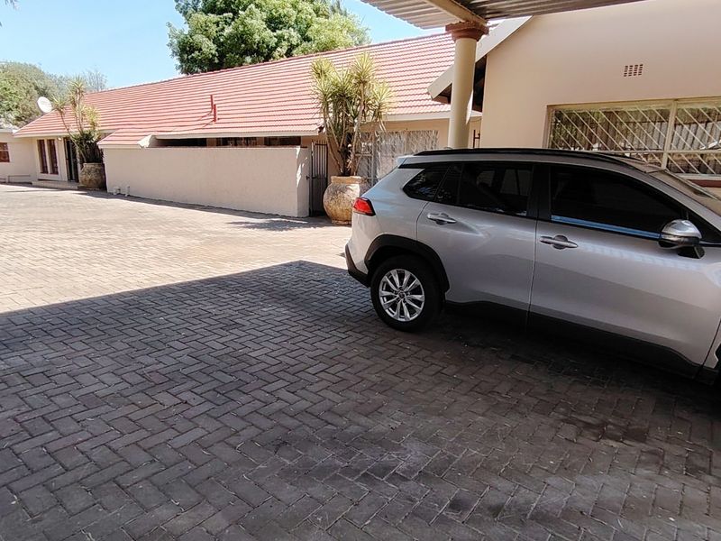 Versatile 5-Bedroom Family Home with Dual Living in Eldoraigne, Centurion - Photo 3