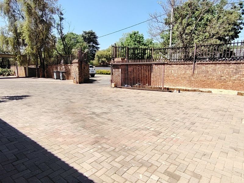 Versatile 5-Bedroom Family Home with Dual Living in Eldoraigne, Centurion - Photo 8