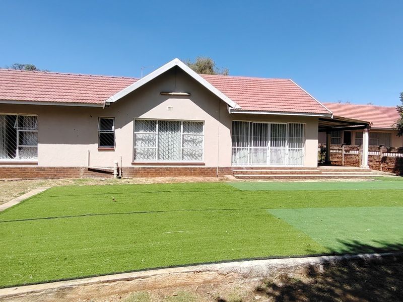 Versatile 5-Bedroom Family Home with Dual Living in Eldoraigne, Centurion - Photo 6