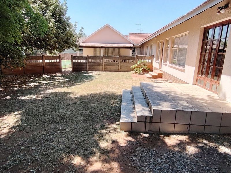 Versatile 5-Bedroom Family Home with Dual Living in Eldoraigne, Centurion - Photo 7