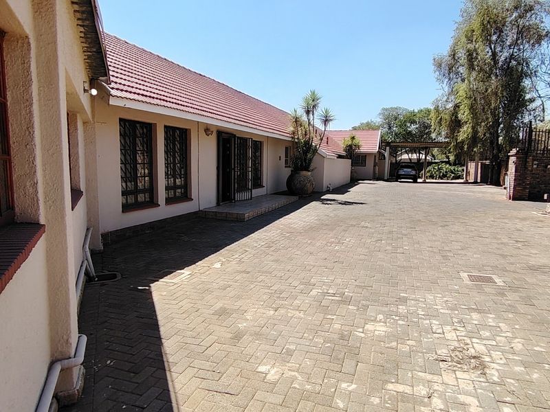 Versatile 5-Bedroom Family Home with Dual Living in Eldoraigne, Centurion - Photo 1