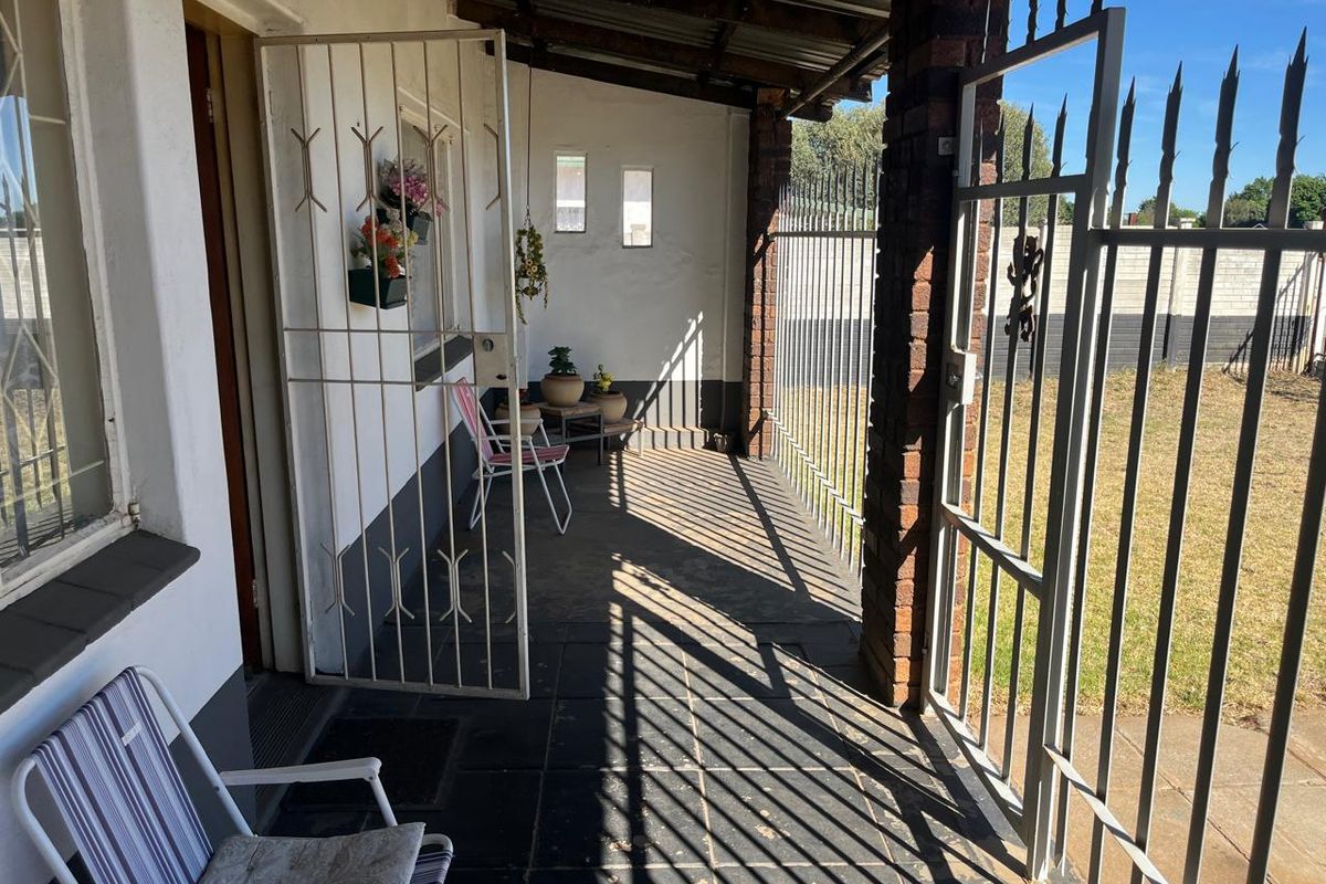 Two bedroom house for sale in Randlespark - Photo 2