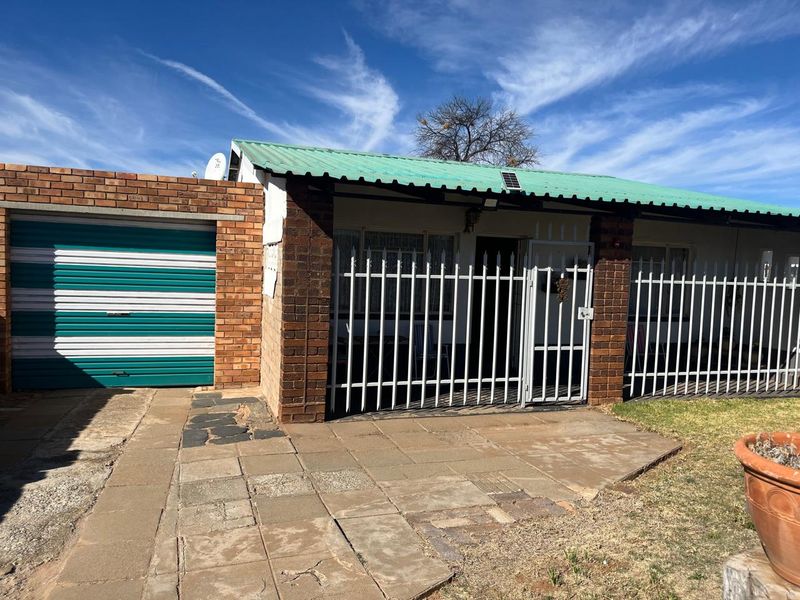 Two bedroom house for sale in Randlespark - Photo 1