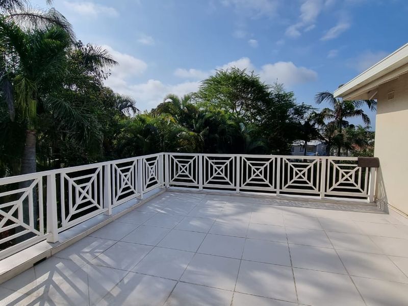 For sale in Umhlanga, four bedroomed dream home with beautiful sea views. - Photo 4