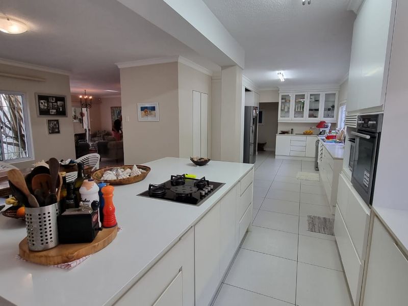 For sale in Umhlanga, four bedroomed dream home with beautiful sea views. - Photo 10