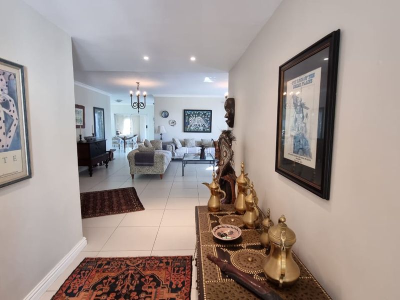 For sale in Umhlanga, four bedroomed dream home with beautiful sea views. - Photo 9