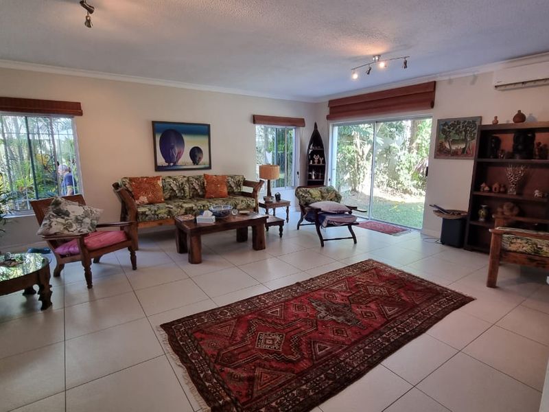 For sale in Umhlanga, four bedroomed dream home with beautiful sea views. - Photo 8
