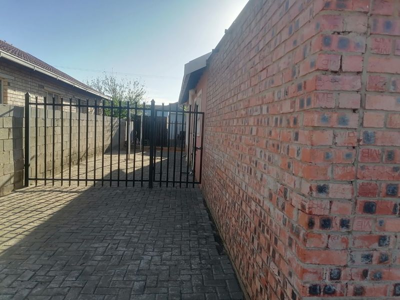 Neat, 3 bedroom house to Rent in Grassland , Bloemfontein  - Photo 3