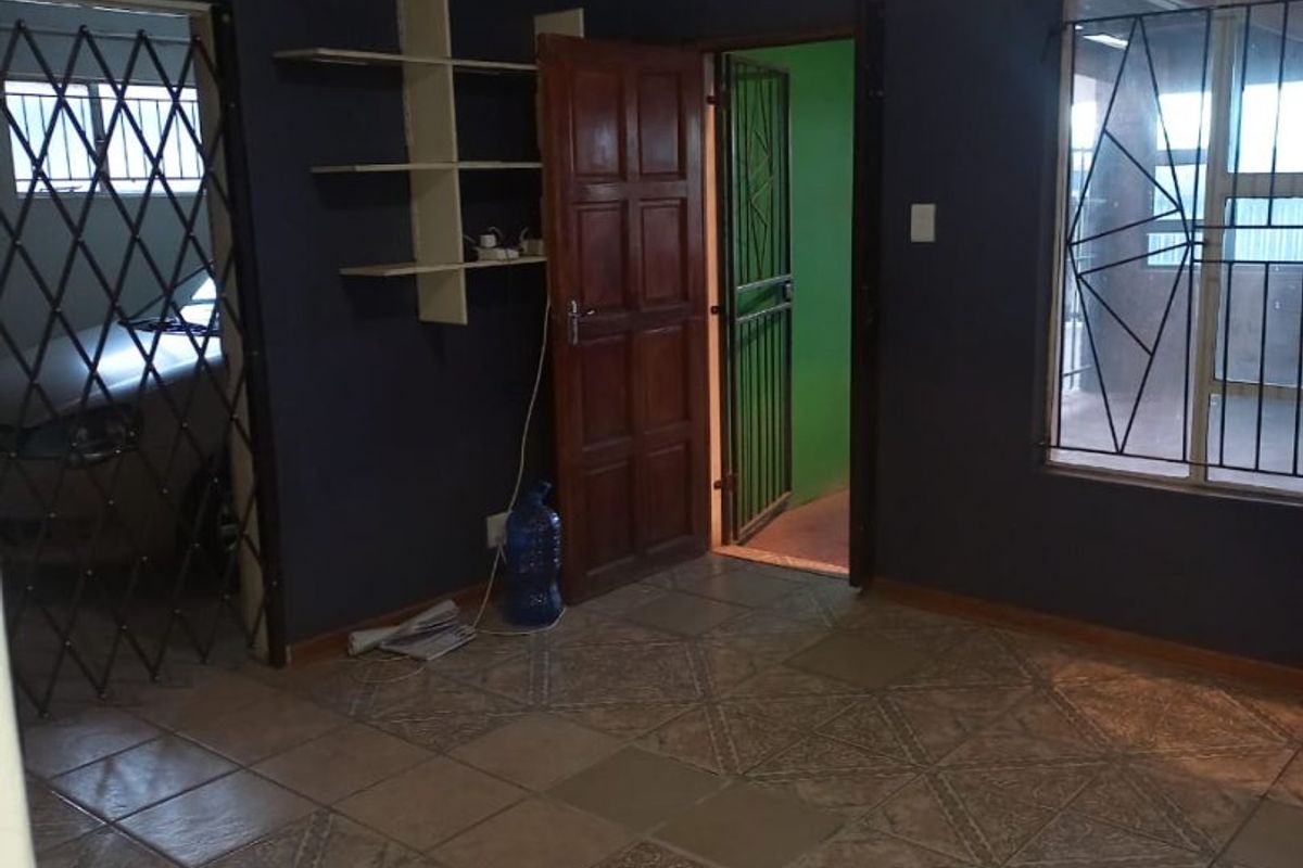 Neat, 3 bedroom house to Rent in Grassland , Bloemfontein  - Photo 5