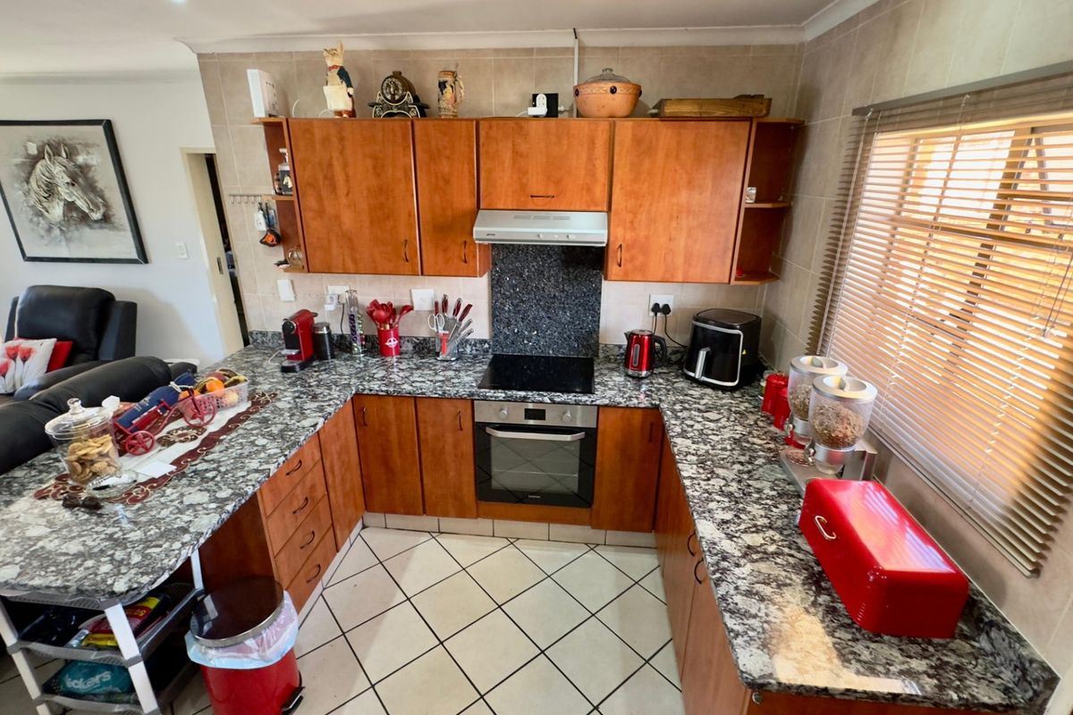 2 Bedroom 2 Bathroom Townhouse in Amberfield Glen. - Photo 5