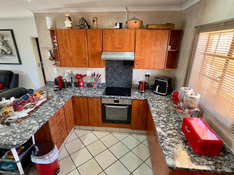 2 Bedroom 2 Bathroom Townhouse in Amberfield Glen. - Photo 5