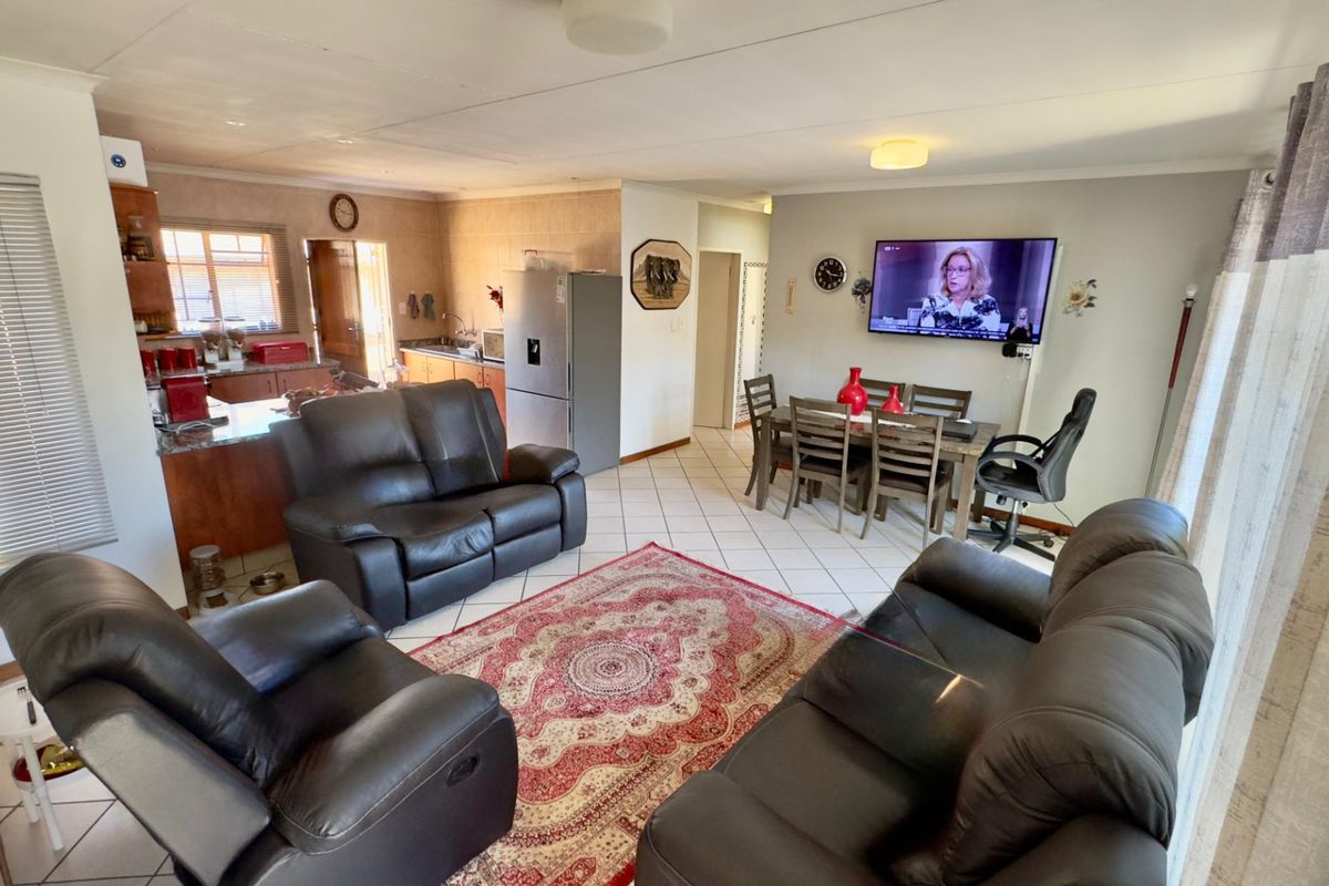 2 Bedroom 2 Bathroom Townhouse in Amberfield Glen. - Photo 2