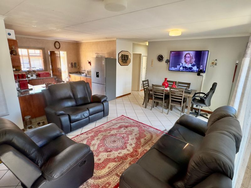 2 Bedroom 2 Bathroom Townhouse in Amberfield Glen. - Photo 2