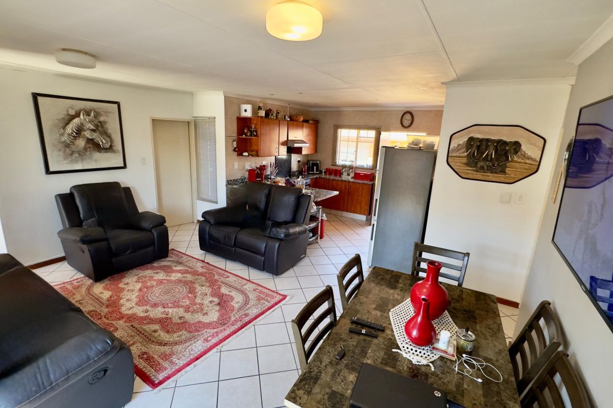 2 Bedroom 2 Bathroom Townhouse in Amberfield Glen. - Photo 3