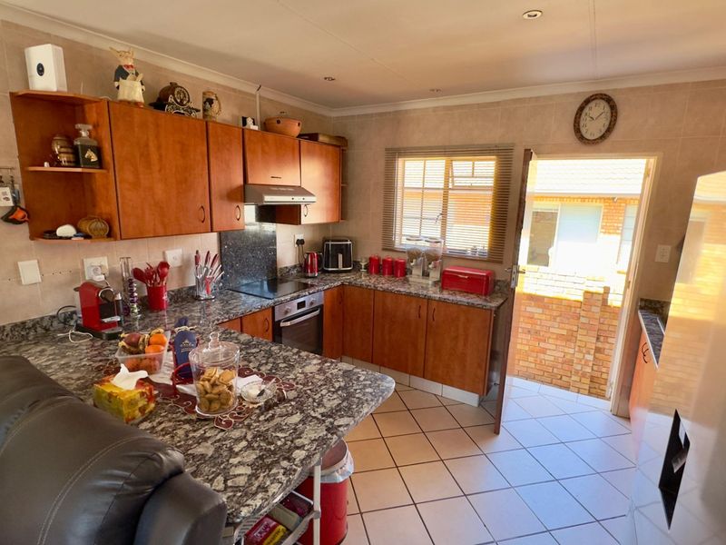 2 Bedroom 2 Bathroom Townhouse in Amberfield Glen. - Photo 6