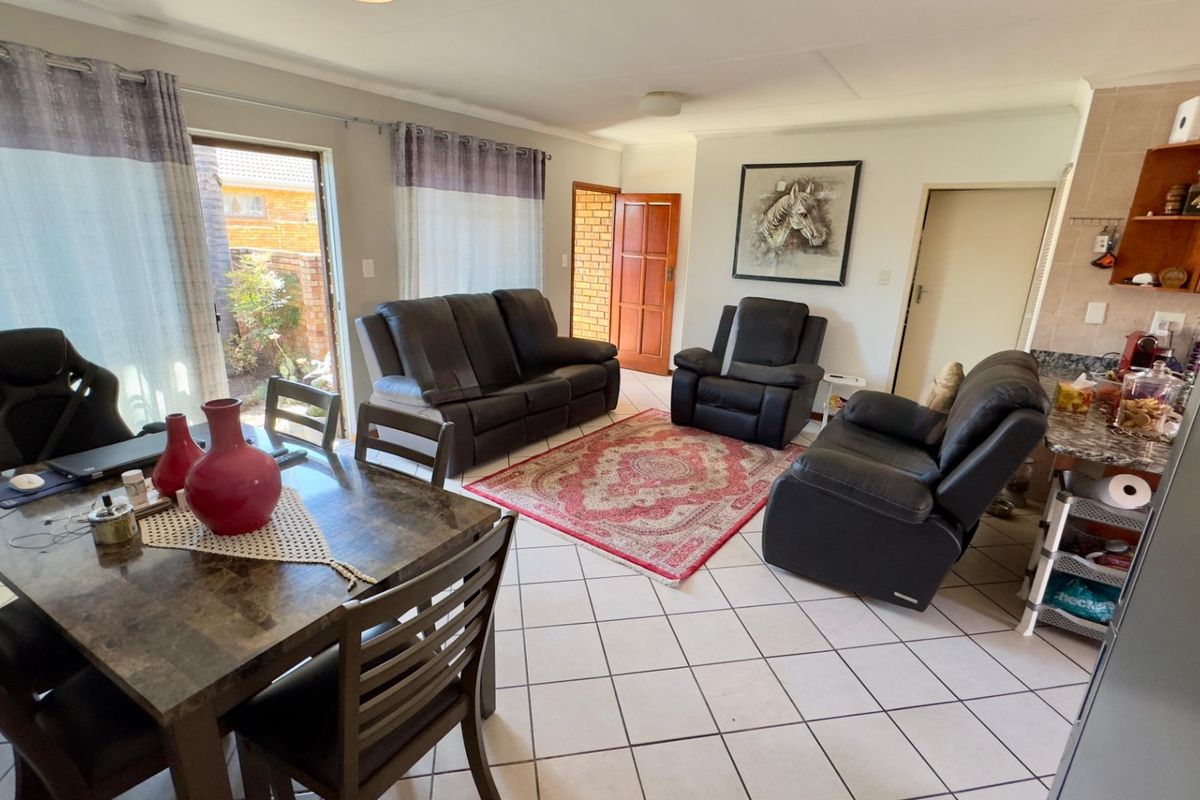 2 Bedroom 2 Bathroom Townhouse in Amberfield Glen. - Photo 4