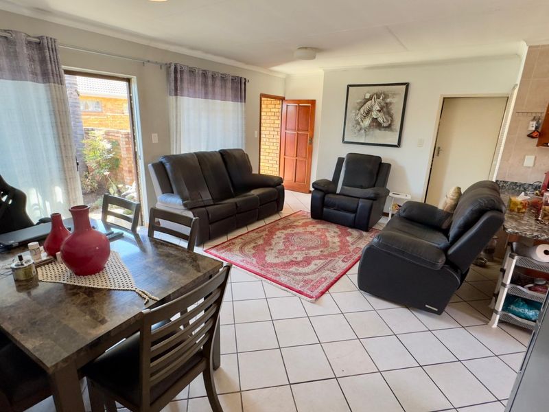 2 Bedroom 2 Bathroom Townhouse in Amberfield Glen. - Photo 4