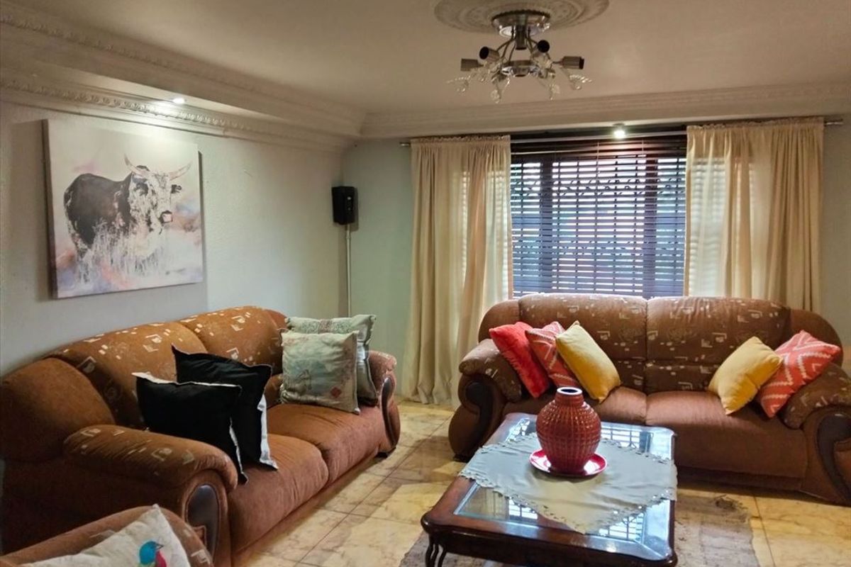 Elegant Family Home Offering Space, Style & Functionality - Photo 2