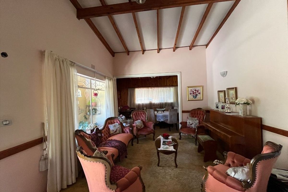 Spacious and Stylish Family Retreat with Pool & Modern Comforts - Photo 2