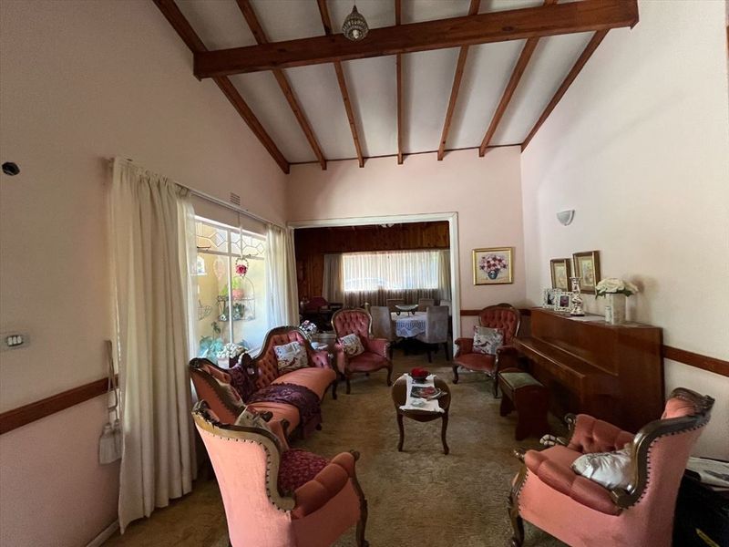 Spacious and Stylish Family Retreat with Pool & Modern Comforts - Photo 2