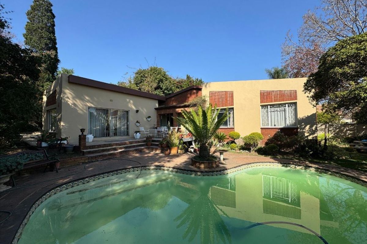 Spacious and Stylish Family Retreat with Pool & Modern Comforts - Photo 3