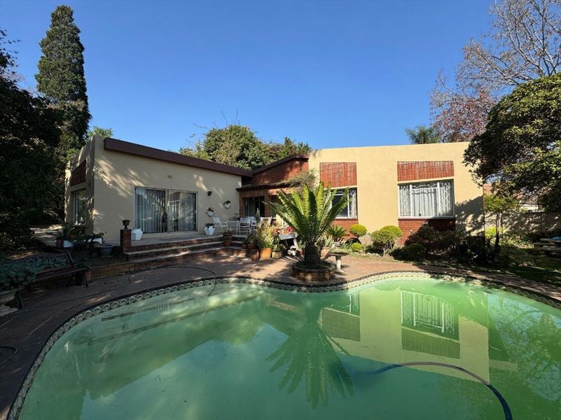 Spacious and Stylish Family Retreat with Pool & Modern Comforts - Photo 3