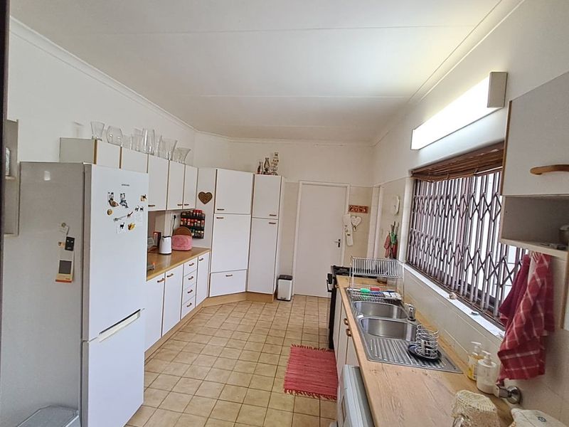 Ready-to-Move-In Home with Flatlet & Pool – Deneysville  - Photo 5